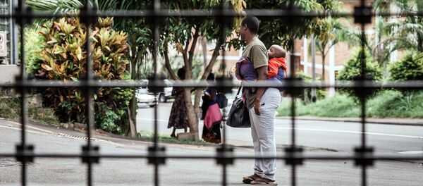 Una mujer sudafricana con su niño en busca de refugio (imagen referencial) - Sputnik Mundo