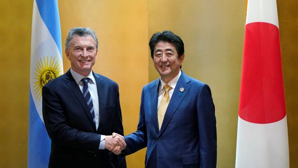 El presidente de Argentina, Mauricio Macri, y el primer ministro de Japón, Shinzo Abe El presidente de Argentina, Mauricio Macri, y el primer ministro de Japón, Shinzo Abe - Sputnik Mundo