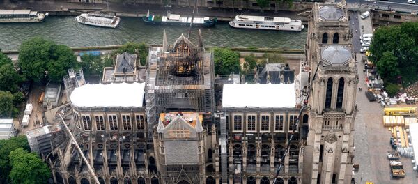 La catedral de Notre Dame de París destrozada por el fuego - Sputnik Mundo