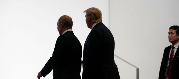 El presidente de Rusia, Vladímir Putin, junto a su homólogo estadounidense, Donald Trump - Sputnik Mundo