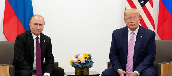 El presidente de Rusia, Vladímir Putin junto a su homólogo de EEUU, Donald Trump en el G20 - Sputnik Mundo