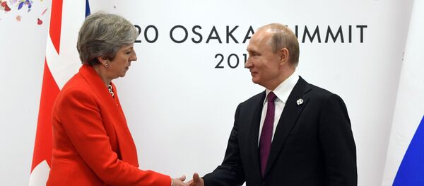 La primera ministra interina del Reino Unido, Theresa May, y el presidente de la Federación de Rusia, Vladímir Putin - Sputnik Mundo