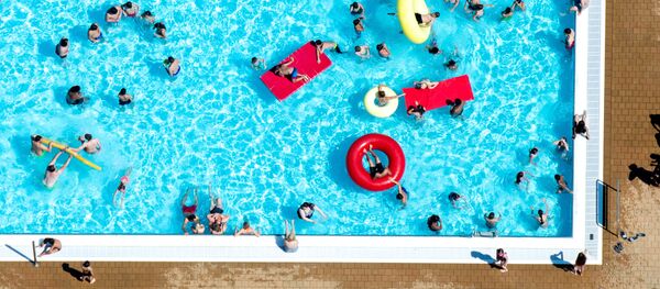 Una piscina (imagen referencial) Una piscina (imagen referencial) - Sputnik Mundo