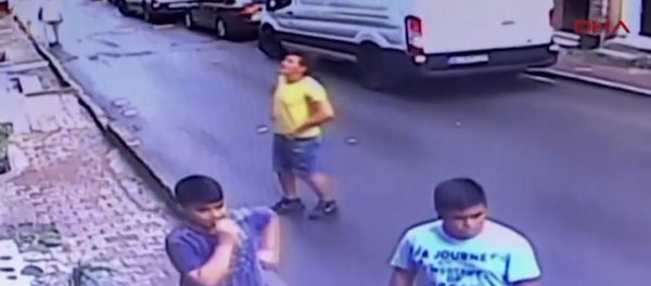 Los héroes están entre nosotros: un joven atrapa a una niña que cae de una ventana - Sputnik Mundo