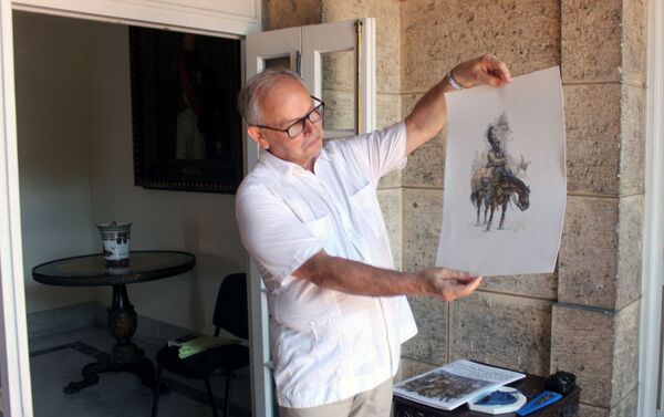 El coleccionista ruso Alexander Vikhrov mostrando la donación de un dibujo El coleccionista ruso Alexander Vikhrov mostrando la donación de un dibujo - Sputnik Mundo