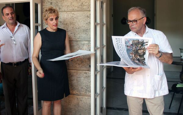 El coleccionista ruso Alexander Vikhrov mostrando la donación de láminas sobre la guerra de 1812 El coleccionista ruso Alexander Vikhrov mostrando la donación de láminas sobre la guerra de 1812 - Sputnik Mundo