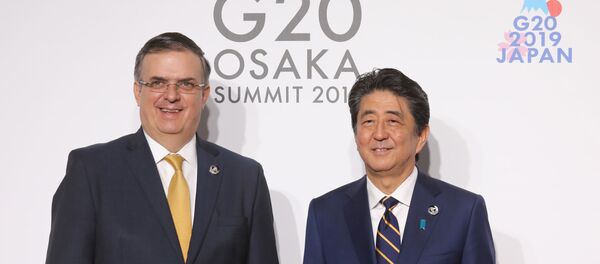 El canciller de México, Marcelo Ebrard, y el primer ministro de Japón, Shinzo Abe El canciller de México, Marcelo Ebrard, y el primer ministro de Japón, Shinzo Abe - Sputnik Mundo