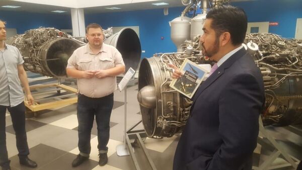 El rector de la Universidad Aeronáutica en Querétaro, Jorge Gutiérrez de Velasco Rodríguez (drcha) - Sputnik Mundo