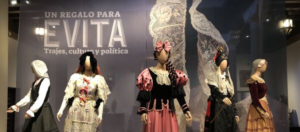 Los trajes de Evita obsequiados por España - Sputnik Mundo