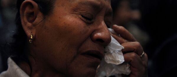 Mujer llora durante una ceremonia conmemorativa de la Masacre de Allende en México (archivo) - Sputnik Mundo