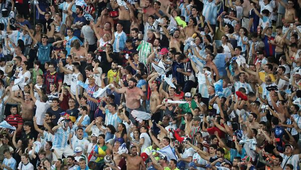 Hinchas argentinos - Sputnik Mundo