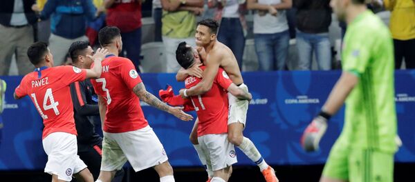 La selección de Chile celebra su victoria ante Colombia en la Copa América de Brasil, el 28 de junio de 2019 La selección de Chile celebra su victoria ante Colombia en la Copa América de Brasil, el 28 de junio de 2019 - Sputnik Mundo