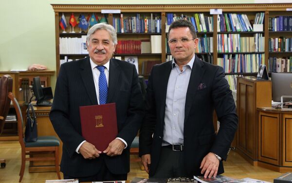 Enrique Juan Delgado Genta (i) con Vadim Dudá - Sputnik Mundo