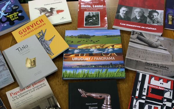 Algunos de los libros entregados a la Biblioteca Estatal de Rusia - Sputnik Mundo