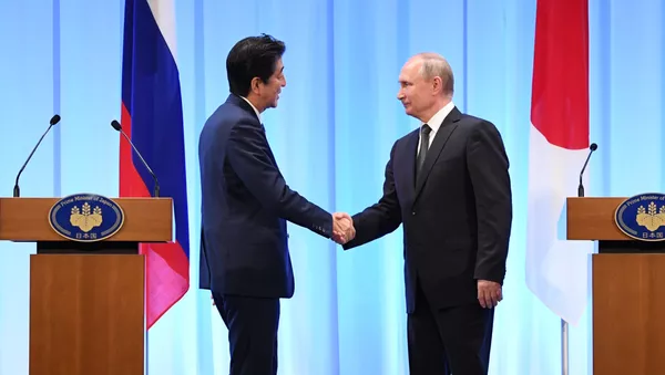 El primer ministro de Japón, Shinzo Abe junto al presidente de Rusia, Vladímir Putin en la cumbre G20