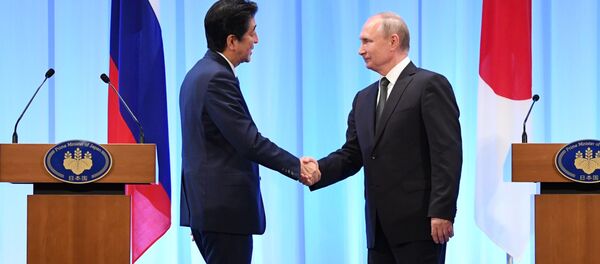 El primer ministro de Japón, Shinzo Abe junto al presidente de Rusia, Vladímir Putin en la cumbre G20 - Sputnik Mundo