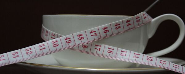 Una cinta métrica y una taza - Sputnik Mundo