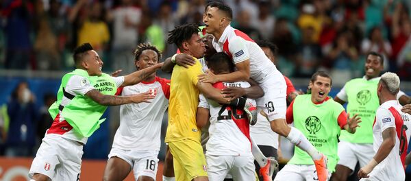 La selección de Perú celebra su victoria ante Uruguay en la Copa América de Brasil - Sputnik Mundo