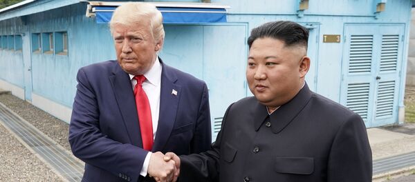 Presidente de EEUU, Donald Trump, y líder de Corea del Norte, Kim Jong-un, en la Zona desmilitarizada de Corea - Sputnik Mundo