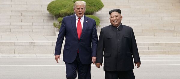 Presidente de EEUU, Donald Trump, y líder de Corea del Norte, Kim Jong-un, en la Zona desmilitarizada de Corea - Sputnik Mundo