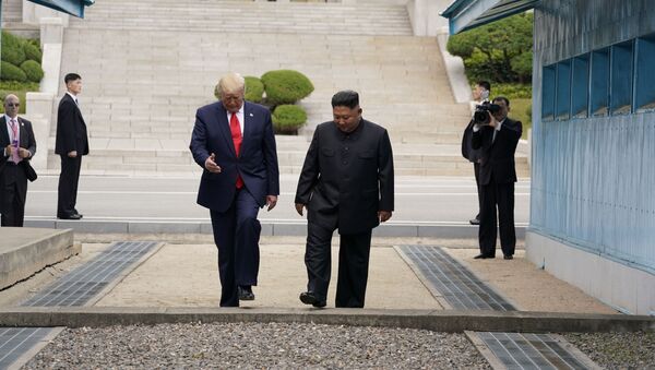 Presidente de EEUU, Donald Trump, y líder de Corea del Norte, Kim Jong-un, en la Zona desmilitarizada de Corea - Sputnik Mundo