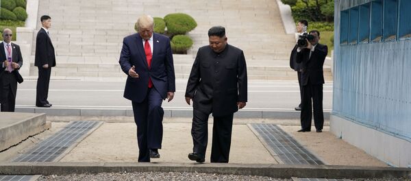 Presidente de EEUU, Donald Trump, y líder de Corea del Norte, Kim Jong-un, en la Zona desmilitarizada de Corea - Sputnik Mundo