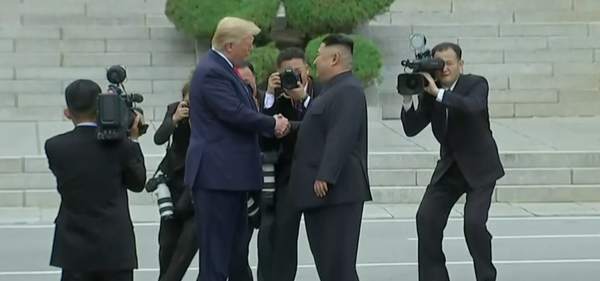 Histórico apretón de Donald Trump y Kim Jong-un: ¡Nunca imaginé que lo encontraría aquí! - Sputnik Mundo
