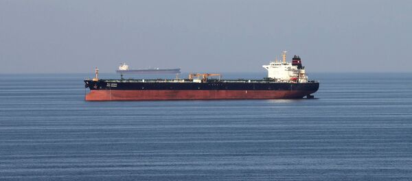 Un buque petrolero pasa a través del estrecho de Ormuz - Sputnik Mundo
