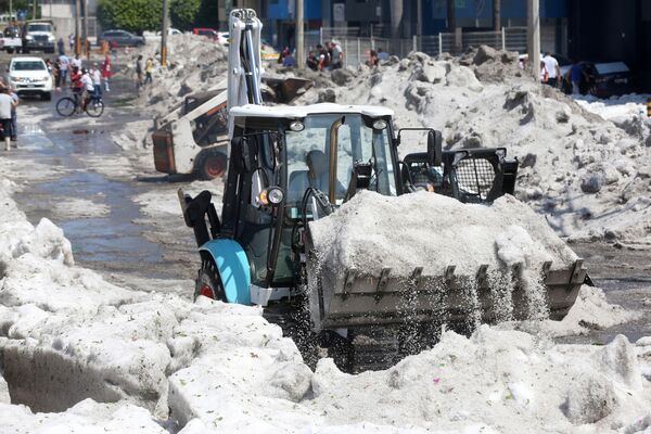 Cautiverio de hielo: las fotos de la granizada en Guadalajara - Sputnik Mundo