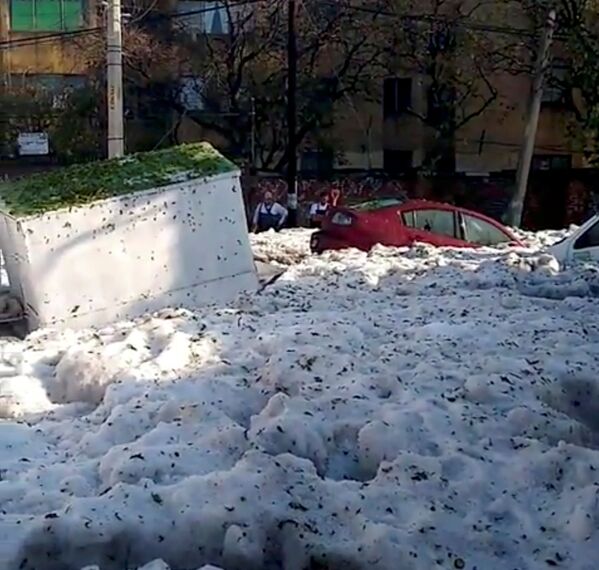 Cautiverio de hielo: las fotos de la granizada en Guadalajara - Sputnik Mundo