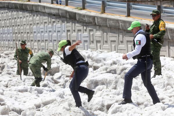 Cautiverio de hielo: las fotos de la granizada en Guadalajara - Sputnik Mundo