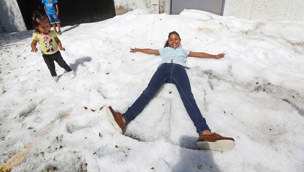 Cautiverio de hielo: las fotos de la granizada en Guadalajara - Sputnik Mundo