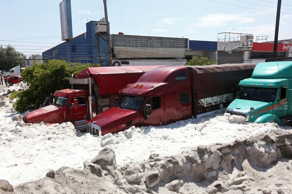 Cautiverio de hielo: las fotos de la granizada en Guadalajara - Sputnik Mundo