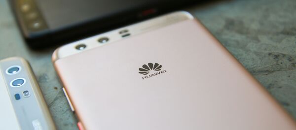 Un teléfono de Huawei (archivo) - Sputnik Mundo