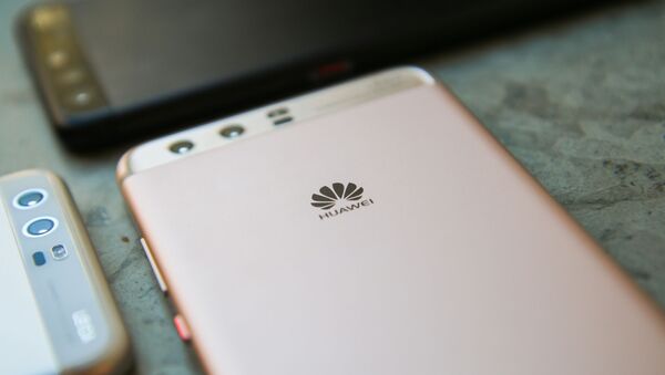 Un teléfono de Huawei (archivo) - Sputnik Mundo