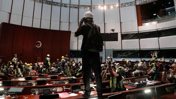 Los manifestantes asaltan la sede del Consejo Legislativo de Hong Kong - Sputnik Mundo