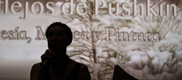 Elena Albul representante de la Unión de Escritores de Rusia durante la conmemoración por los 220 años del natalicio de Aleksandr Pushkin. - Sputnik Mundo