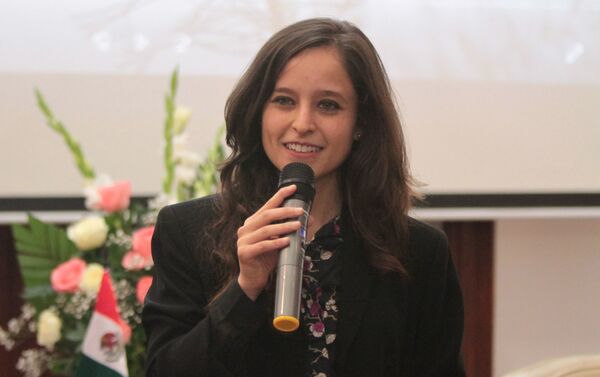 Dora González presidenta de El Faro Luz y Ciencia durante la firma del convenio literario con la Unión de Escritores de Rusia - Sputnik Mundo