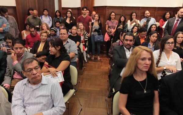 Asistentes de la conmemoración por los 220 años del natalicio del poeta ruso Aleksandr Pushkin - Sputnik Mundo