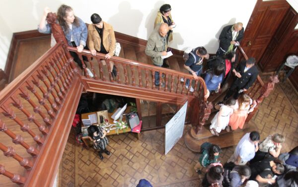 Asistentes de la conmemoración por los 220 años del natalicio del poeta ruso Aleksandr Pushkin - Sputnik Mundo