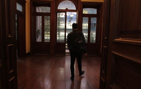 Asistente observa un cuadro durante la conmemoración por los 220 años del natalicio del poeta ruso Aleksandr Pushkin - Sputnik Mundo