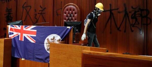 Manifestante col la bandera colonial de Hong Kong en la sede del Consejo Legislativo - Sputnik Mundo