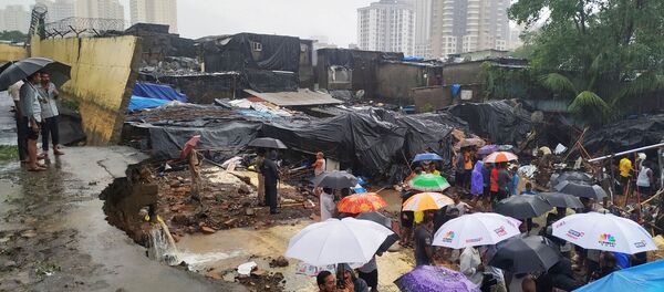 Derrumbe de un muro en Mumbai  - Sputnik Mundo