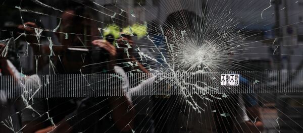 Un cristal roto en el Consejo Legislativo de Hong Kong - Sputnik Mundo
