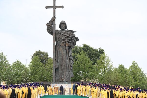 Un italiano dibuja en campo con tractor a San Vladímir con motivo de la visita de Putin - Sputnik Mundo