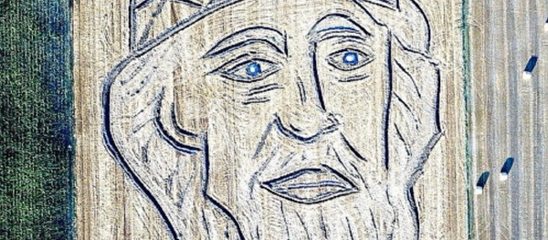 Retrato de San Vladímir dibujado en campo con tractor Retrato de San Vladímir dibujado en campo con tractor - Sputnik Mundo