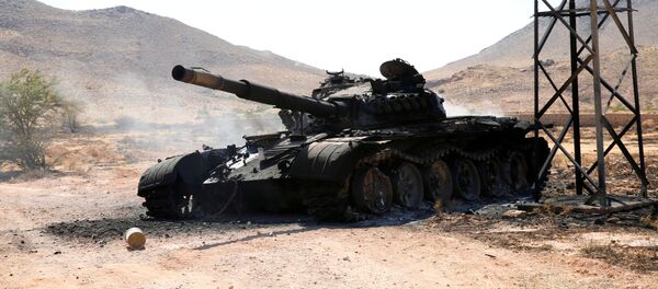 Un tanque del Ejército de Haftar en la ciudad de Garian, Libia - Sputnik Mundo