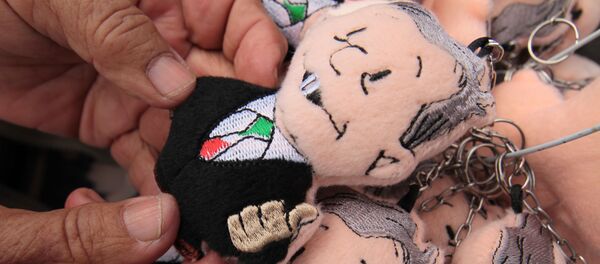 Sólo los vendedores ambulantes que ofrecían productos relacionados con el partido MORENA o el presidente Andrés Manuel López Obrador pudieron trabajar en el Zócalo capitalino - Sputnik Mundo