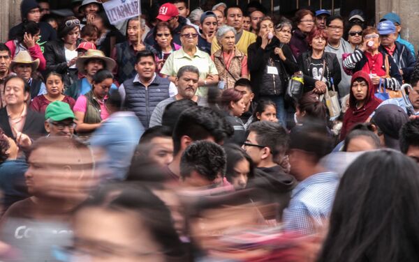 Asistentes se retiran al finalizar la presentación del informe de actividades del presidente Andrés Manuel López Obrador en el Zócalo Capitalino - Sputnik Mundo