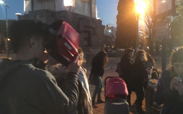 Personas observando el ecplise solar desde Alta Gracia Personas observando el ecplise solar desde Alta Gracia - Sputnik Mundo